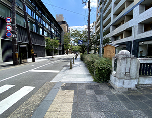 そのまま三条通まで歩きますと小川珈琲がありますので右手に御所飴ビル６Fに当院があります。